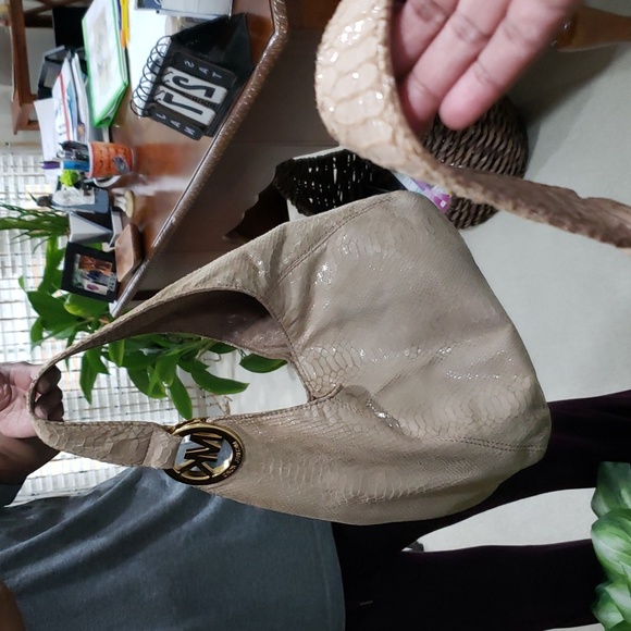 Michael Kors slouchy hobo handbag, tan. - Picture 2 of 8